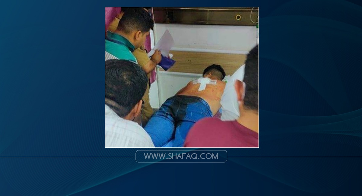 Unidentified men attack the demonstrators in Najaf