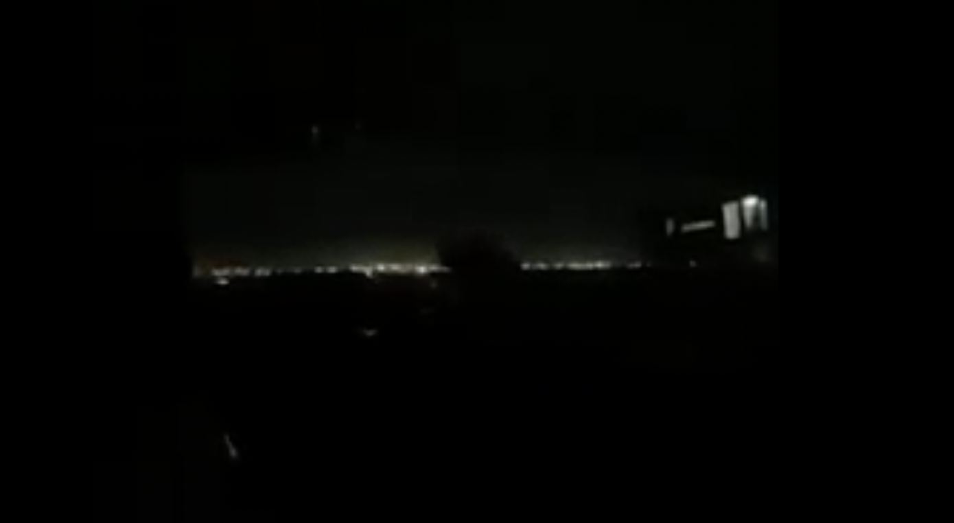 أمر غير مألوف.. ظلام دامس يخيم على مطار بغداد الدولي (فيديو)