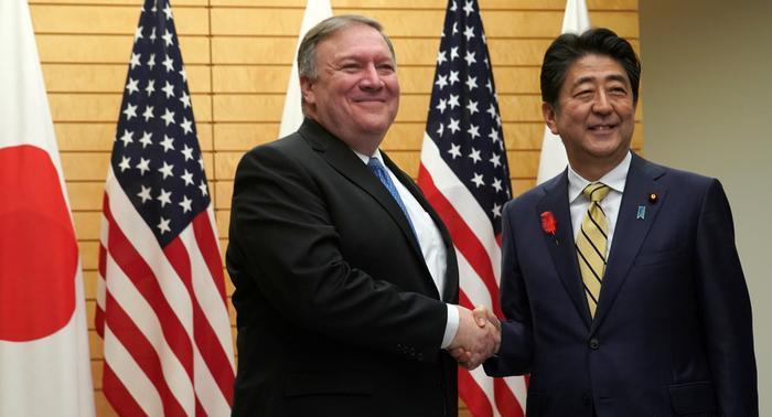 الخارجية الأمريكية تفتح تحقيقاً بشأن زجاجة ويسكي أهدتها اليابان لبومبيو