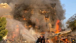 15 فرقة إطفاء لاحتواء حريق في بناية متعددة الطوابق وسط بغداد