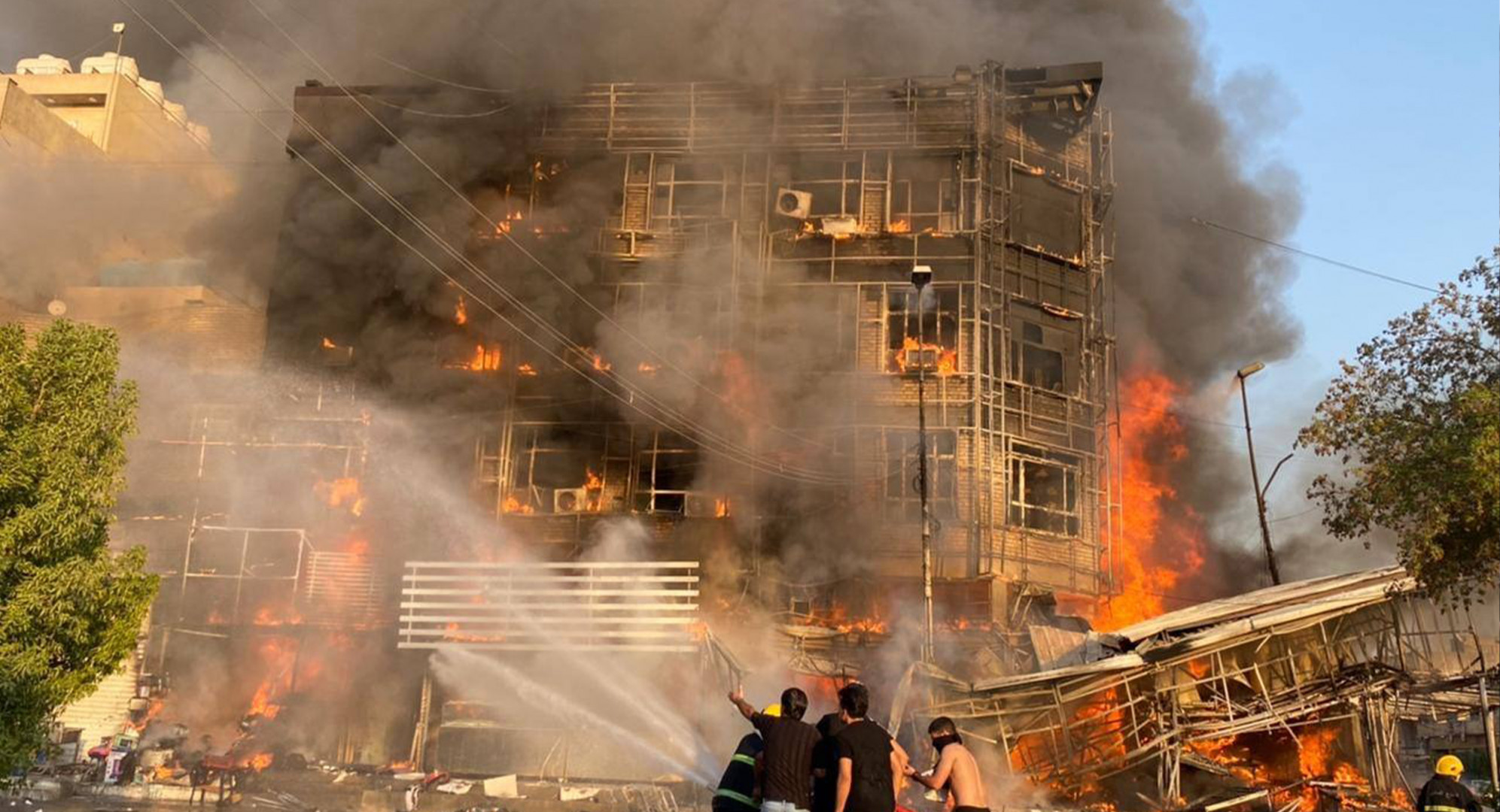 Massive fire breaks out in Baghdad 