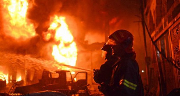Civil Defense teams extinguish a fire in Baghdad 