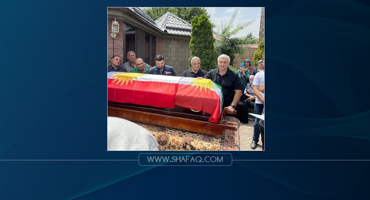 العلم الكوردستاني يلف جنازة العالم البروفيسور ميرزوييف 