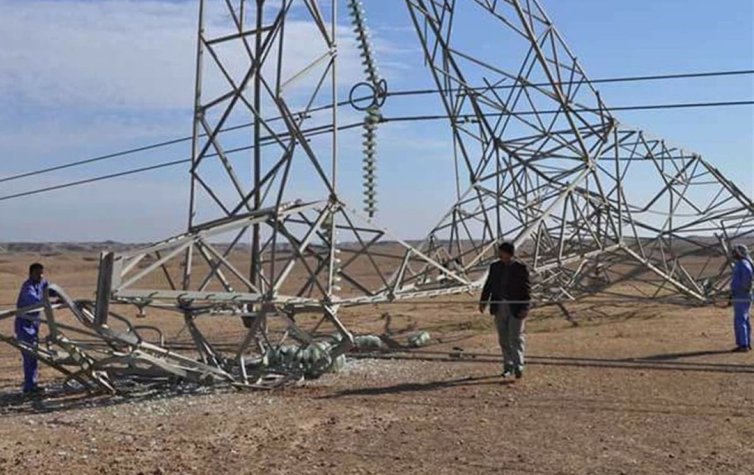 محنة الكهرباء تتصاعد.. لصوص يسرقون حديد أبراج نقل الطاقة في بغداد