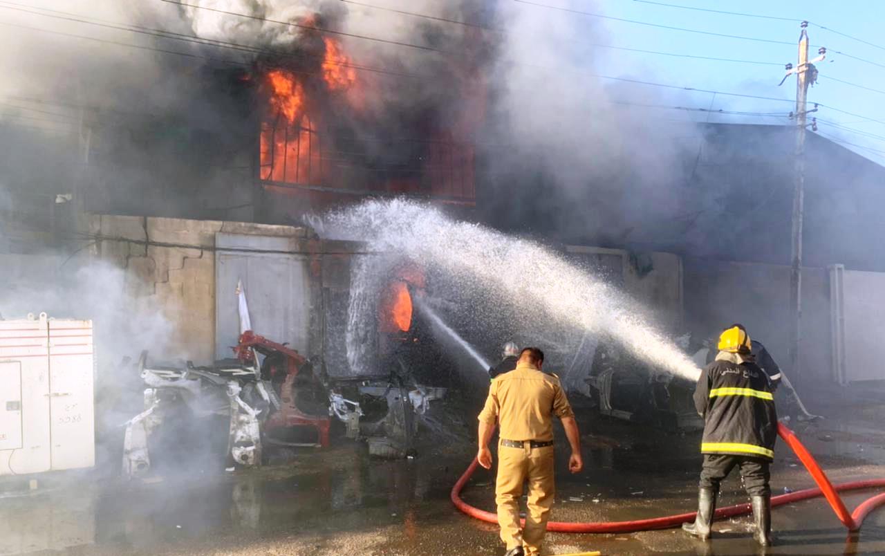 بغداد.. 20 وحدة إطفاء تكافح حريقا بمخزن للمواد الاحتياطية في منطقة الكرادة (صور)