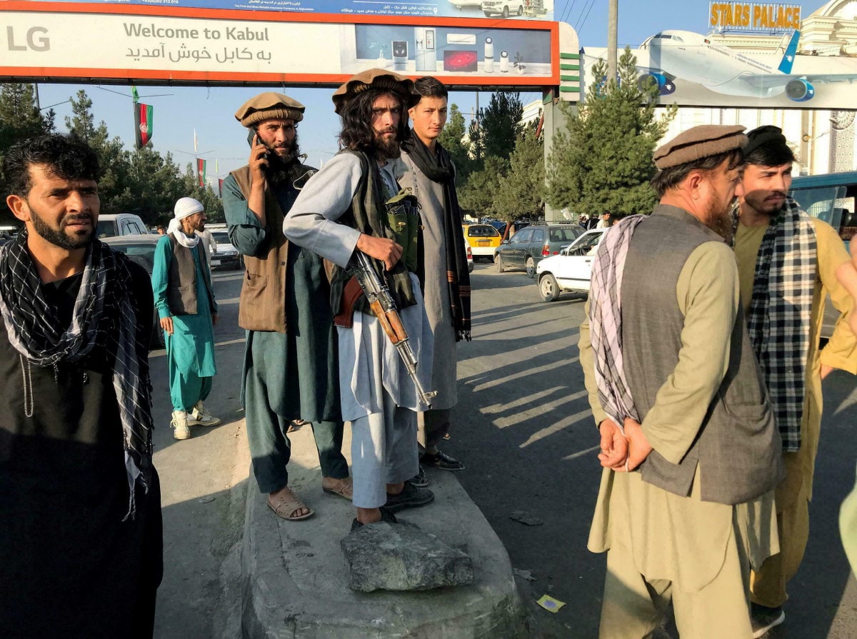 طالبان تغلق طريق المطار أمام الأفغان
