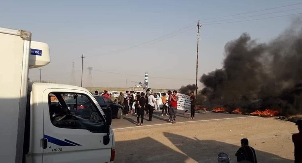 Protestors block the main road linking Dhi Qar and Baghdad 