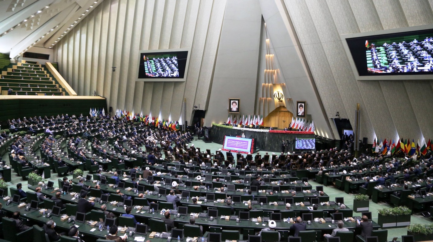 باستثناء وزير واحد.. البرلمان الإيراني يمنح الثقة لحكومة رئيسي 