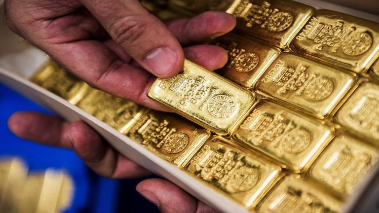 Weaker dollar boosts gold ahead of U.S. jobs data