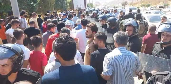 صور .. محتجون يقطعون طريقاً حيوياً في محافظة دهوك