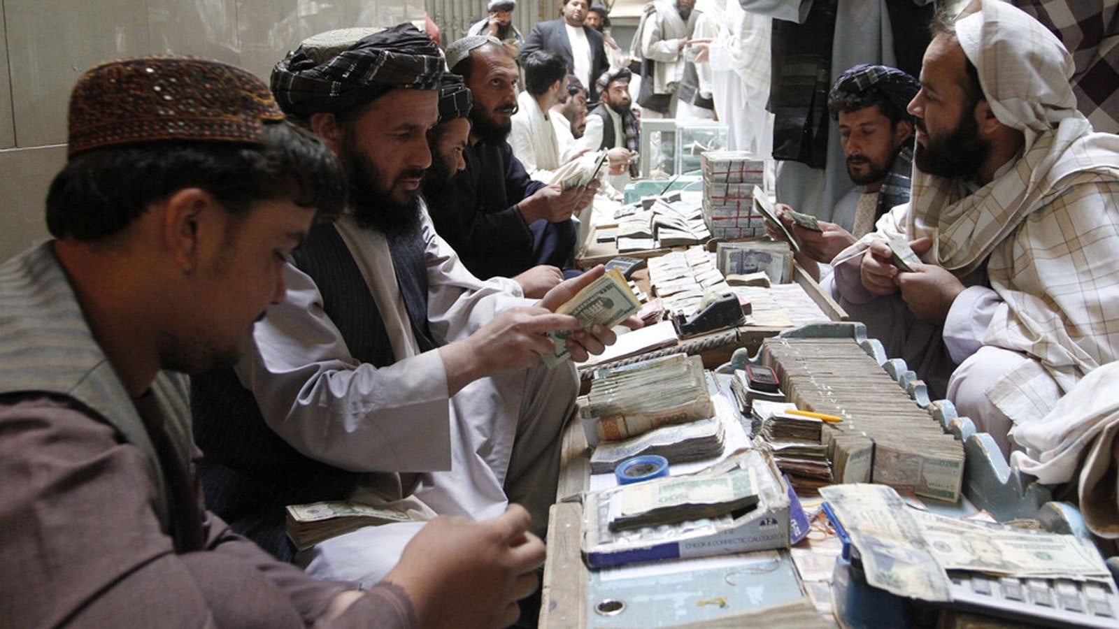 Afghan finance ministry working on getting public sector salaries paid