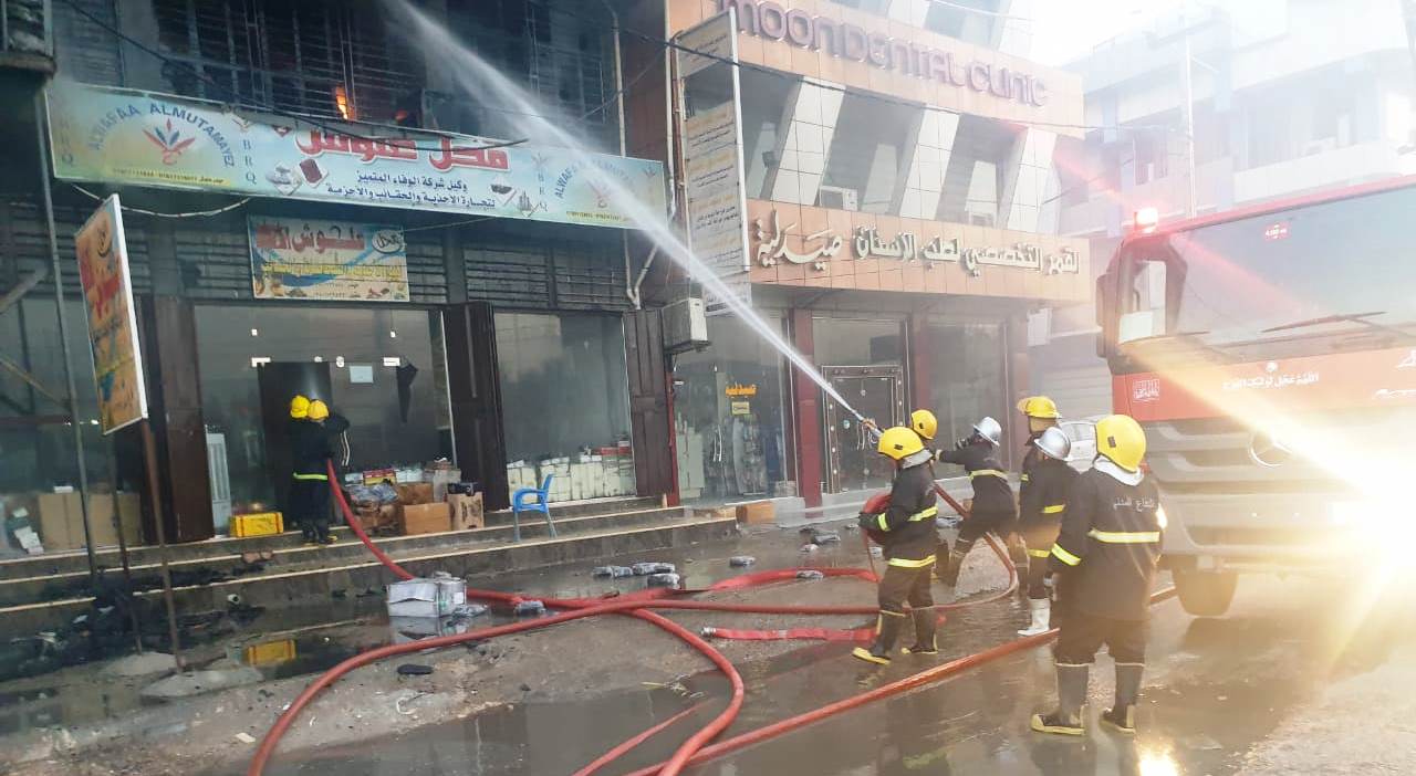 بابل.. الدفاع المدني يسيطر على حريق اندلع داخل بناية تجارية بـ 10 فرق اطفاء (صور)