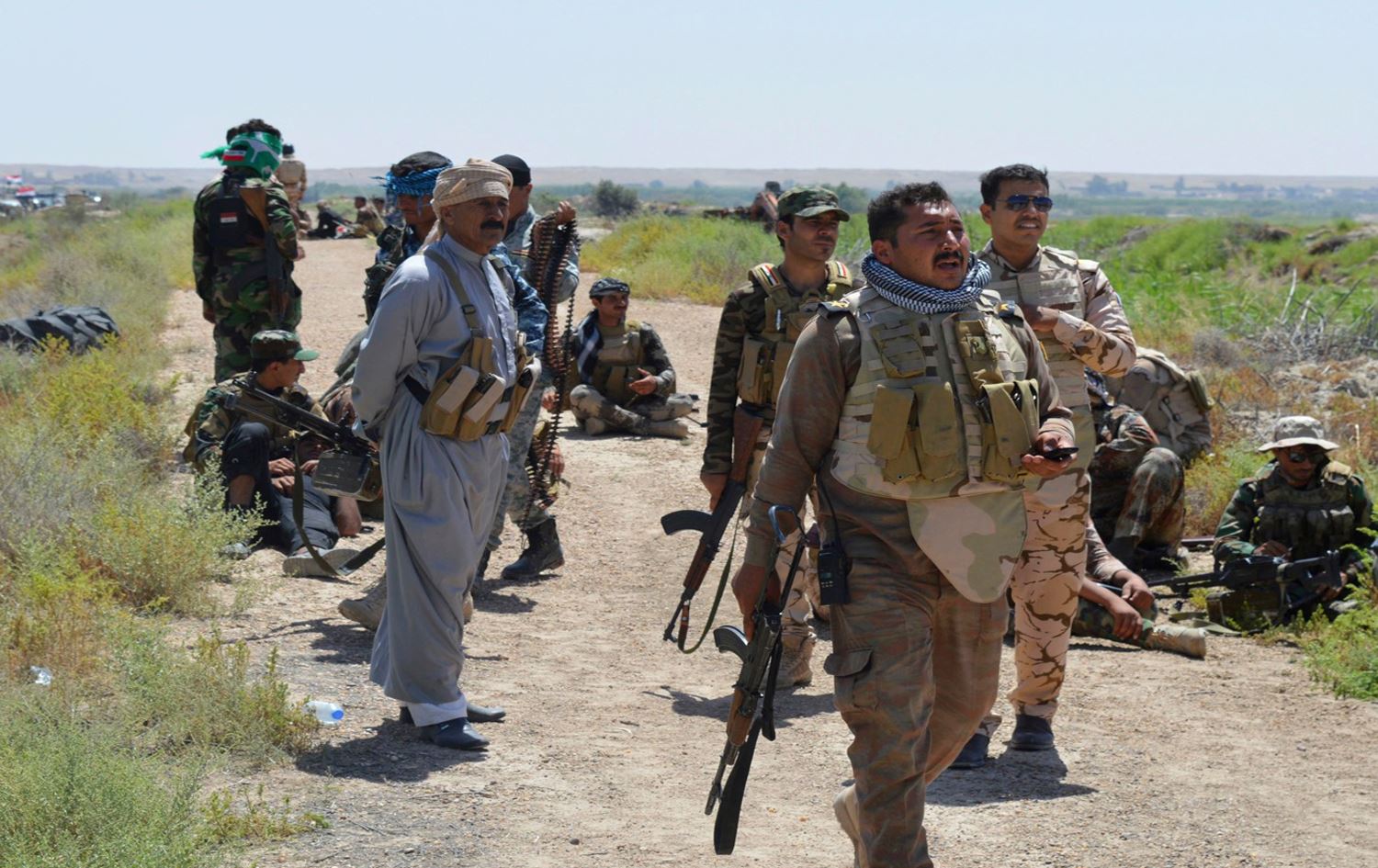 Sunni fighters foil an ISIS attack on a security checkpoint in Makhmour