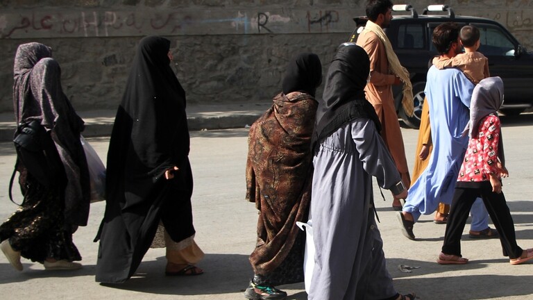 Kabul government’s female workers told to stay at home by Taliban