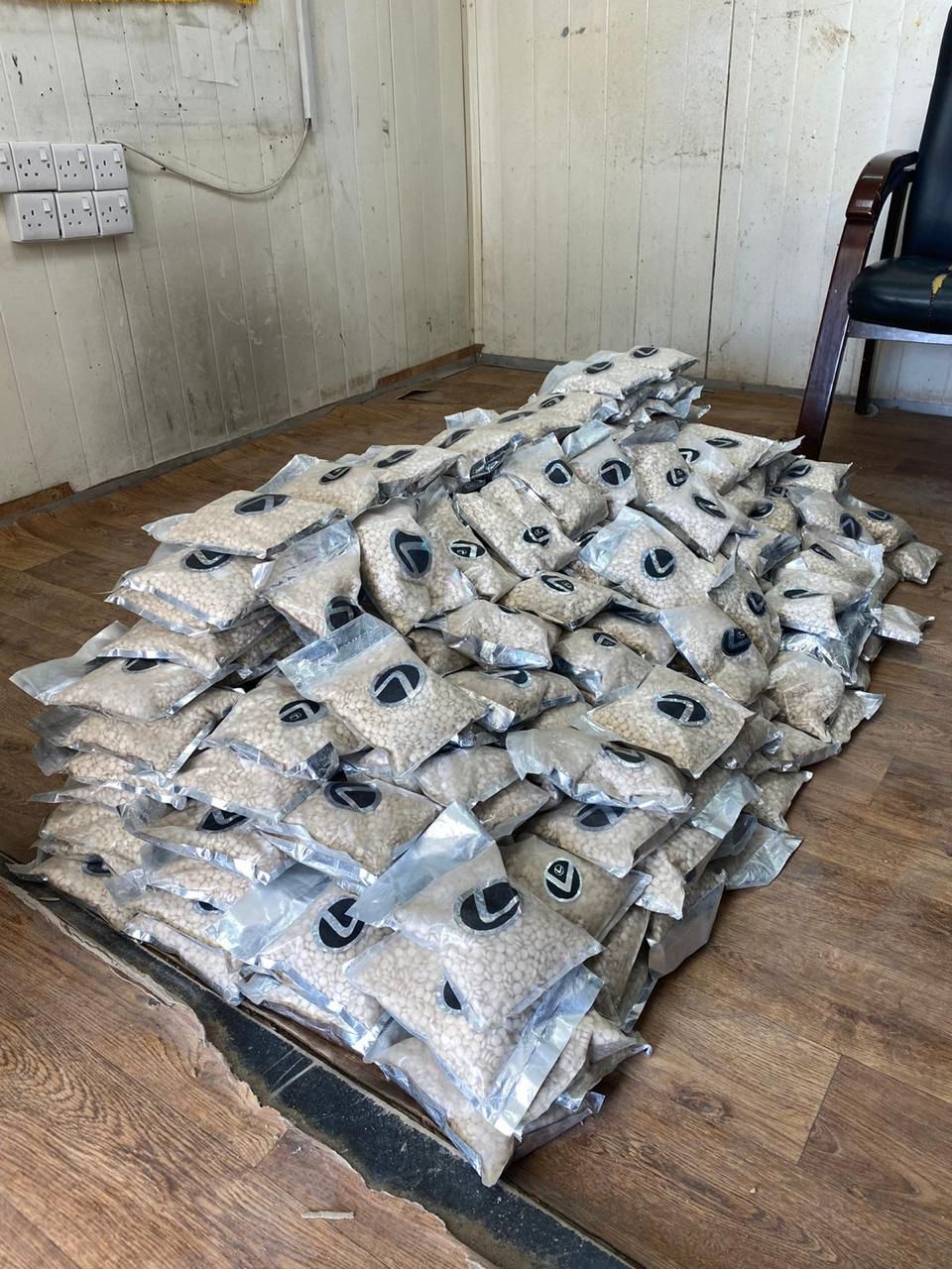 Iraqi intelligence agency thwarts an attempt to smuggle 100 kg of narcotics into the country