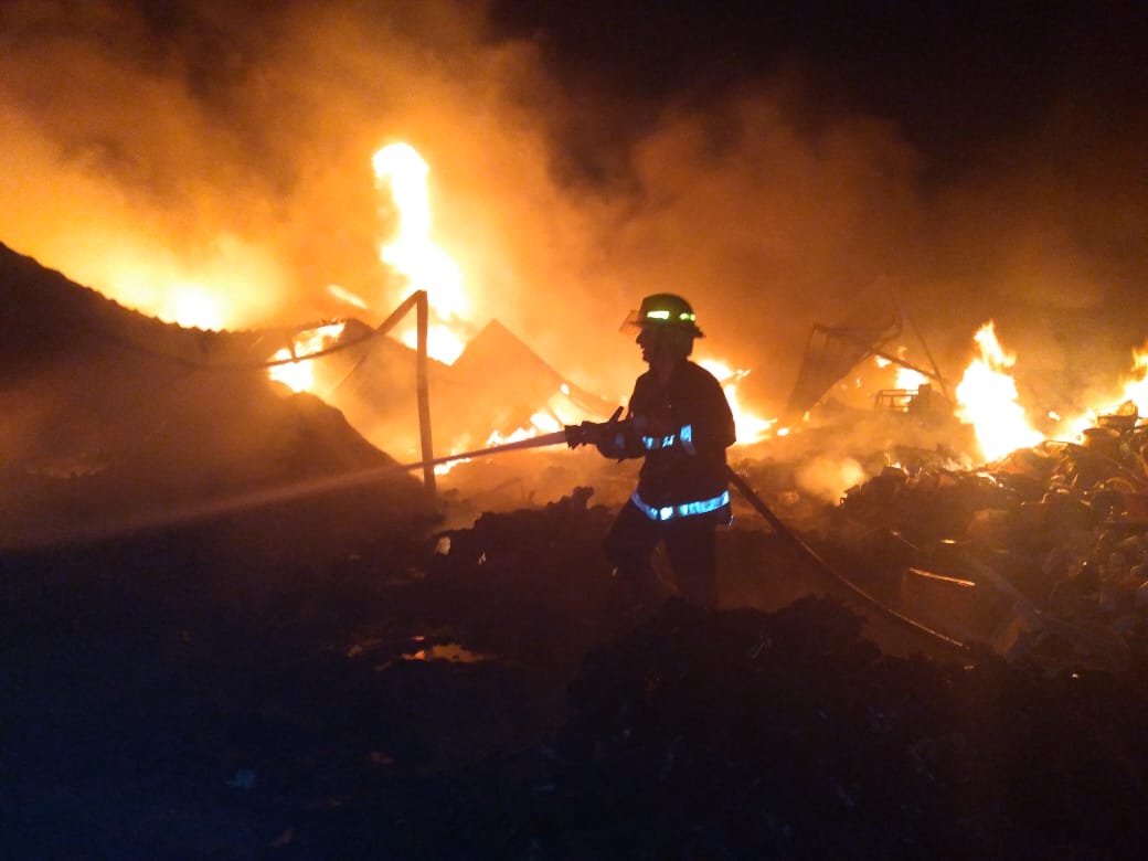 صور.. 10 فرق اطفاء تخمد حريقاً كبيراً داخل معمل جنوبي العراق