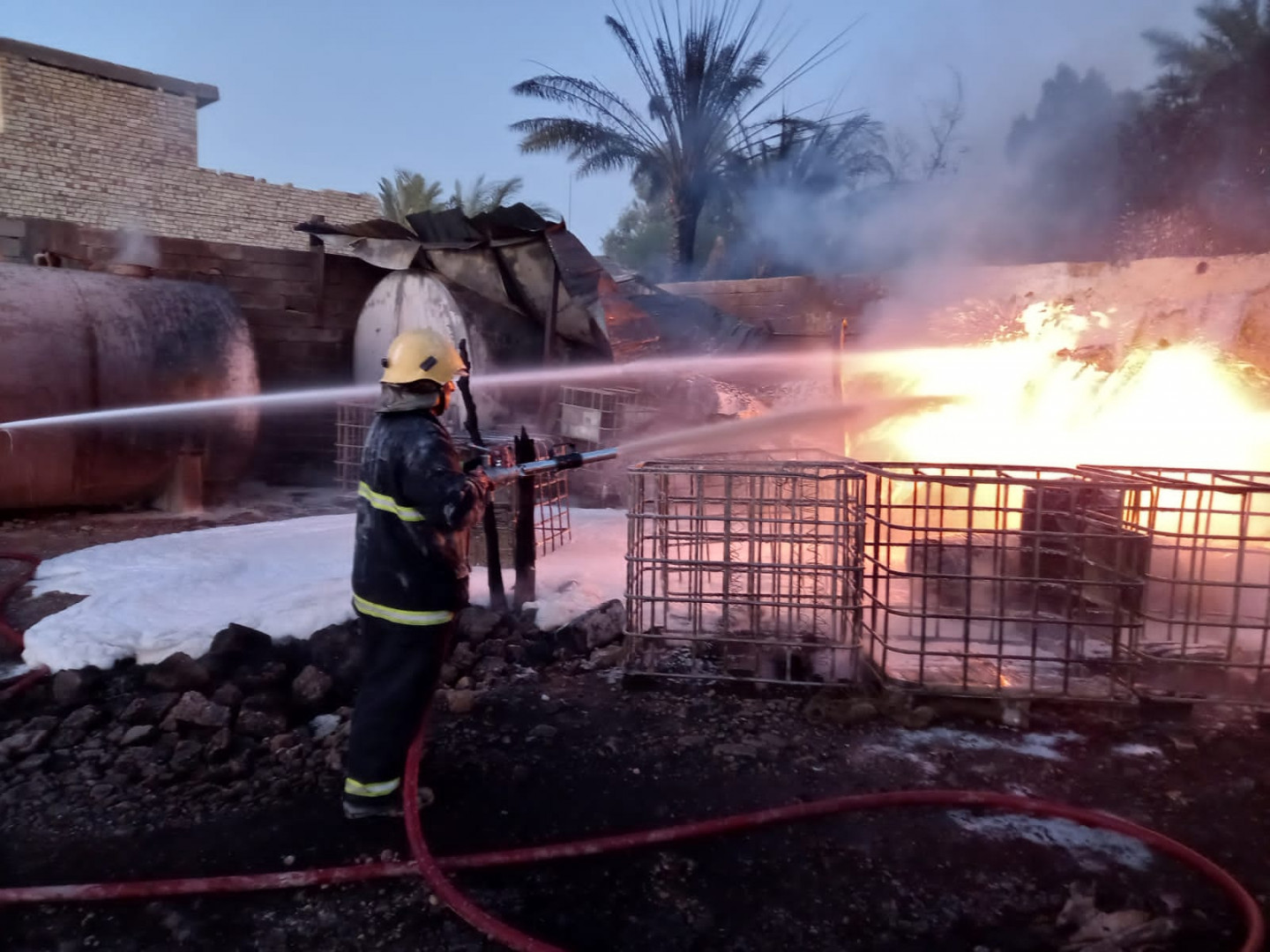 الدفاع المدني يسيطر على حريق خزانات الوقود ببغداد (صور)