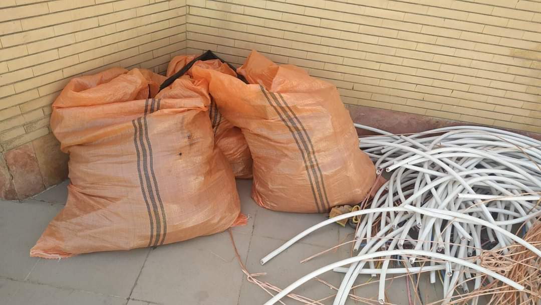 شرطة السليمانية تعلن الإطاحة بشخصين بتهمة سرقة أسلاك الكهرباء