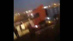 6 جرحى في اشتباكات بين الحشد والشرطة في كربلاء (فيديو)