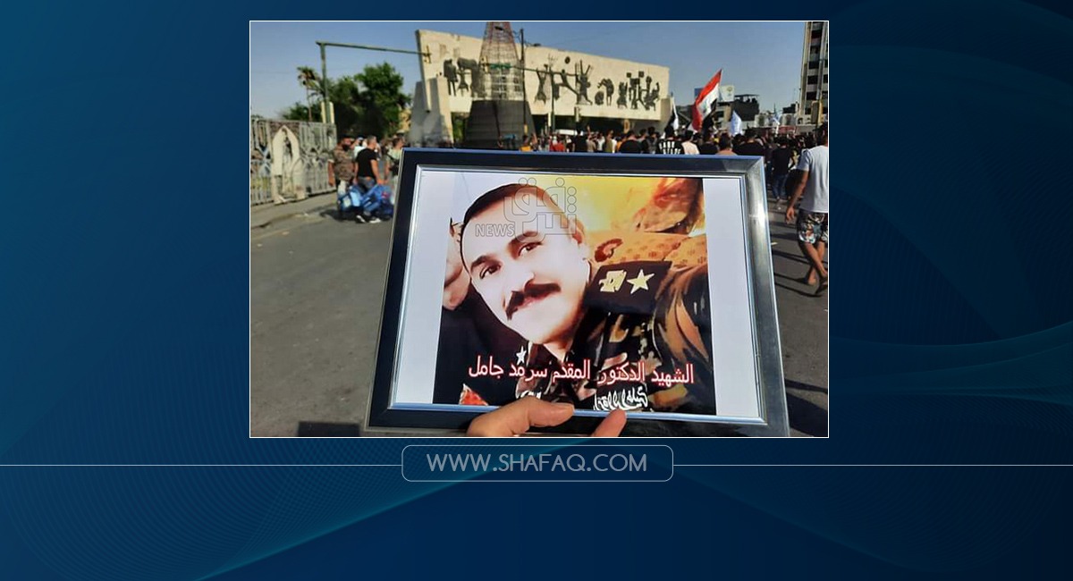 صور .. ذوو ضابط "مغدور" في ديالى يتظاهرون في بغداد للمطالبة بكشف قتلته
