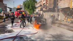 احتراق سيارة تحمل اسطوانات اوكسجين وإصابة سائقها وسط بغداد.. صور 