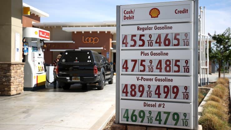 الأمريكيون يدفعون أعلى ثمن لغاز السيارات منذ سبع سنوات
