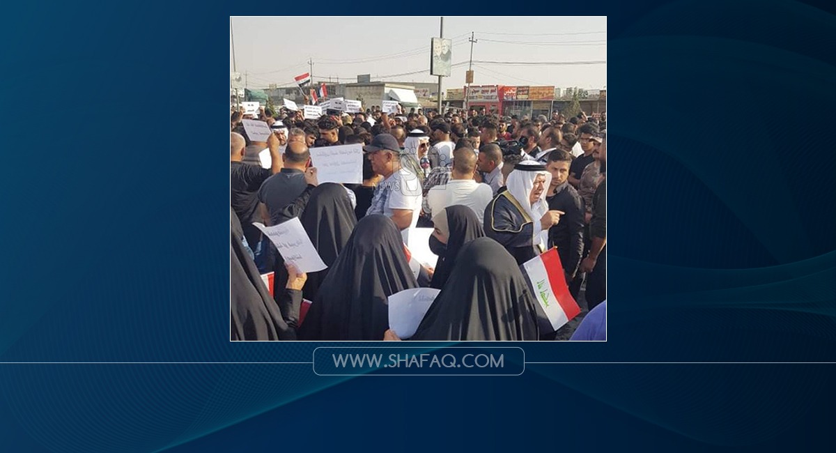 Supporters of a candidate who lost in the elections block the Mosul-Erbil road