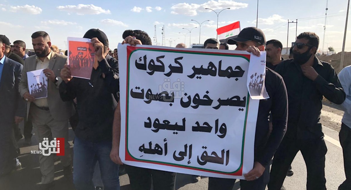 Supporters of Shiite blocs block a main road in Kirkuk