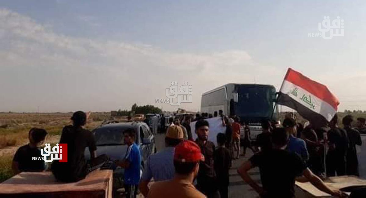صور.. محتجون يقطعون طريقاً حيوياً يربط بغداد بالمحافظات الجنوبية بسبب الحوادث