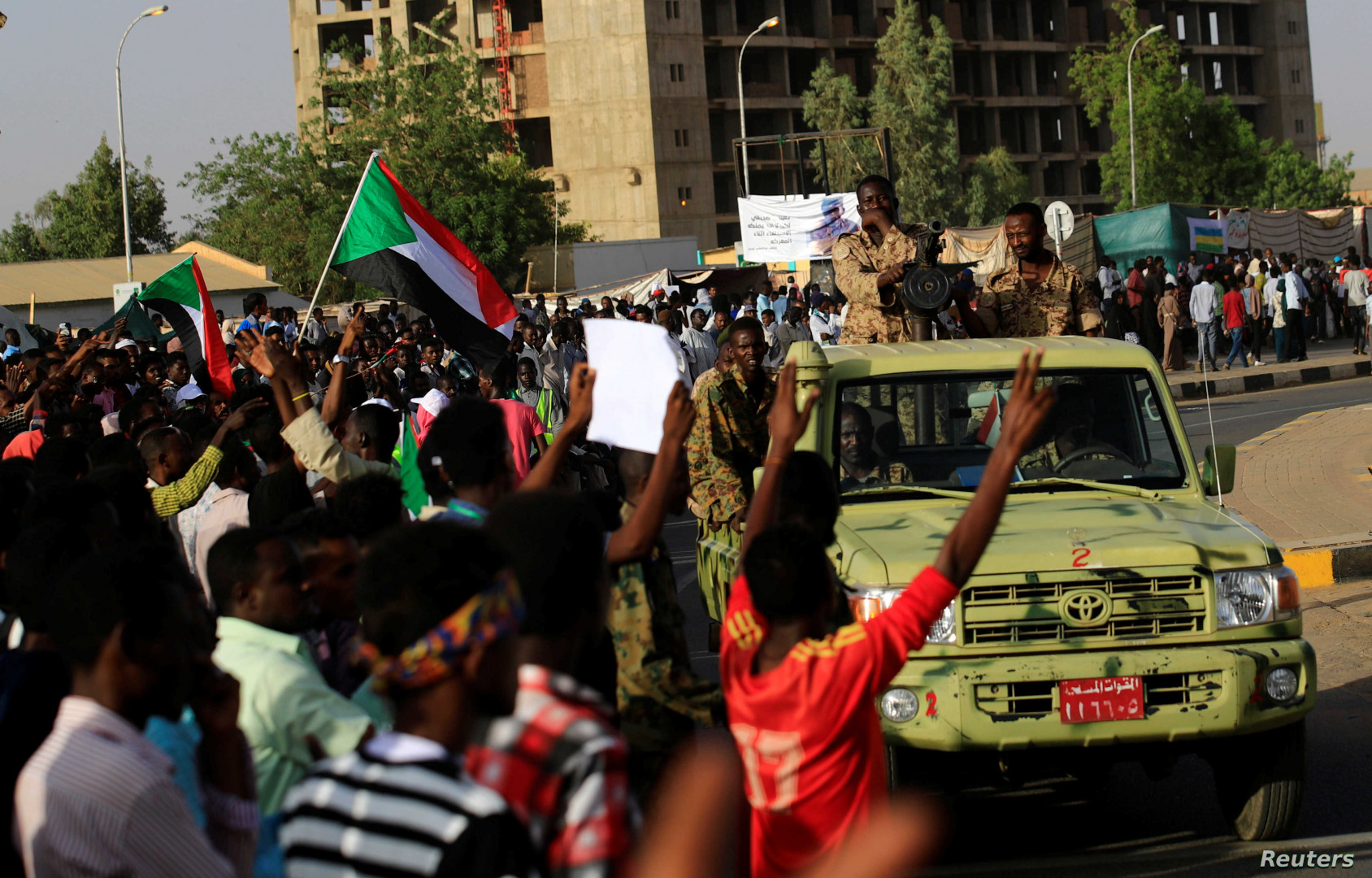 السودان.. قوة عسكرية تعتقل 5 مسؤولين مدنيين وتعطل الإنترنت في الخرطوم