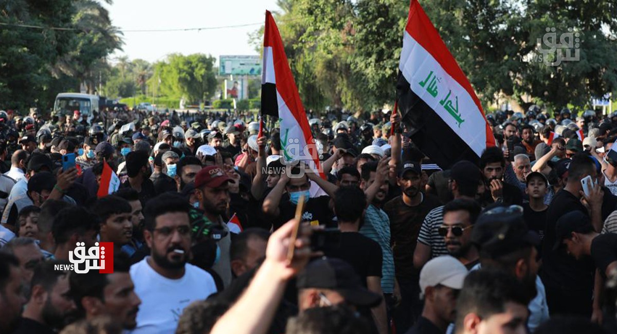 Demonstrators in front of the Green Zone discuss escalation after the 72-hour deadline