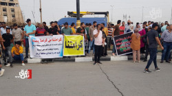 Dhi Qar employees organize a protest in front of the provincial council
