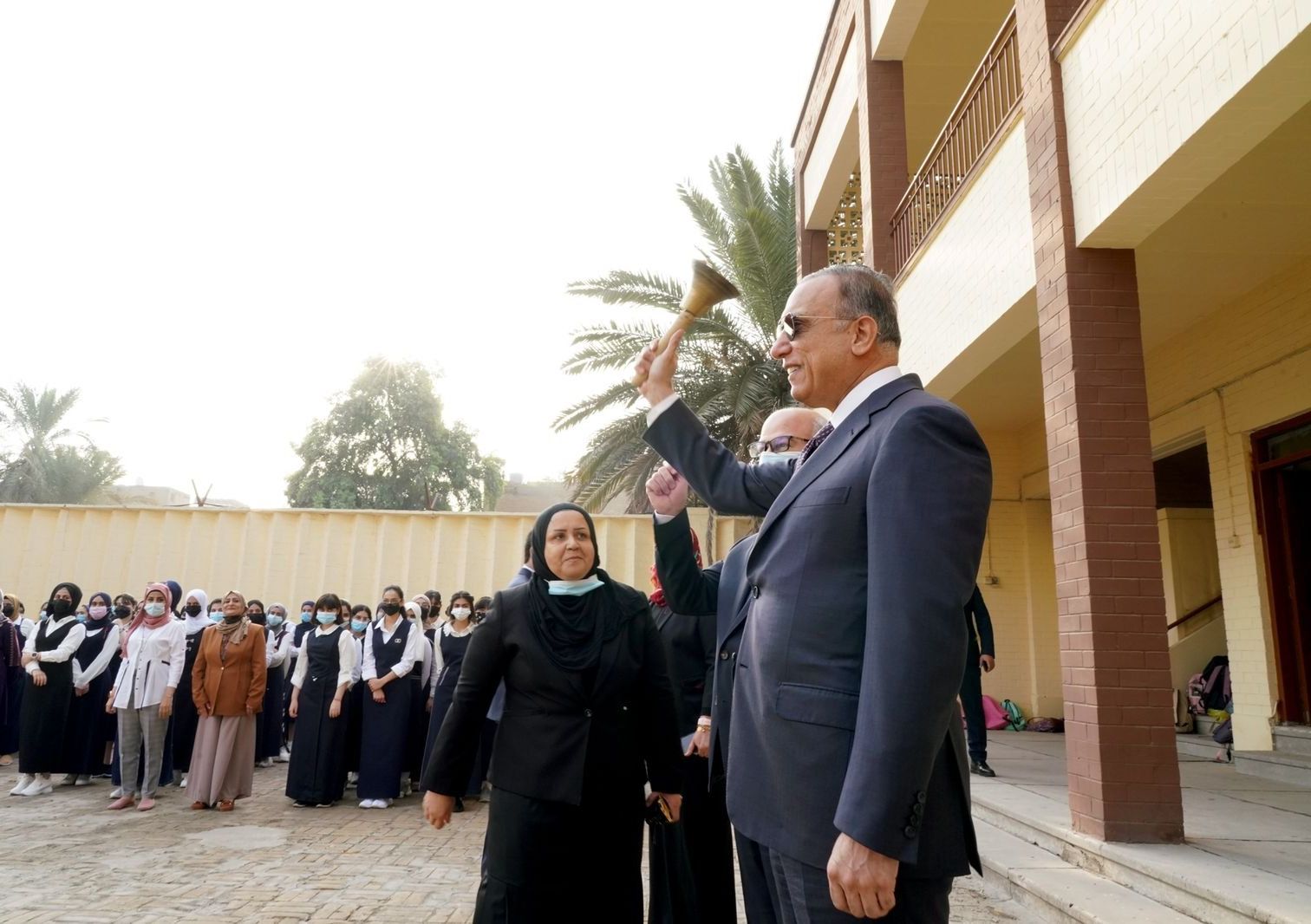 الكاظمي يقرع جرس بدء العام الدراسي الجديد من ثانوية العقيدة ببغداد