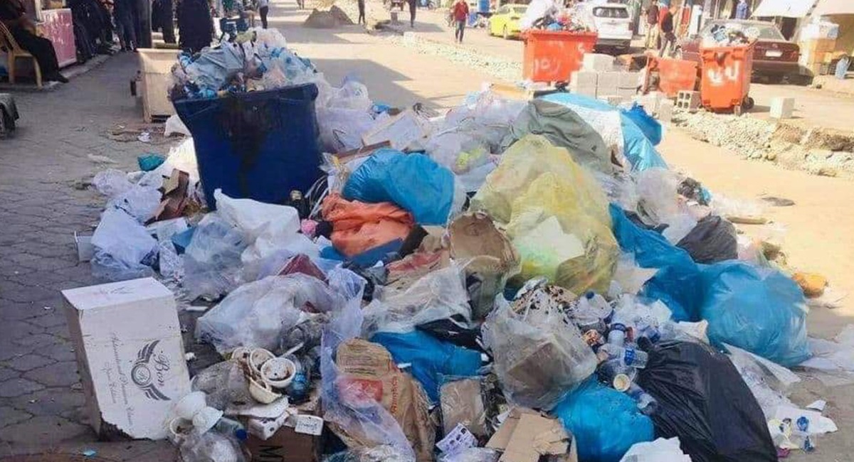 تراكم النفايات في منطقة كوردستانية جراء إضراب لعمال النظافة
