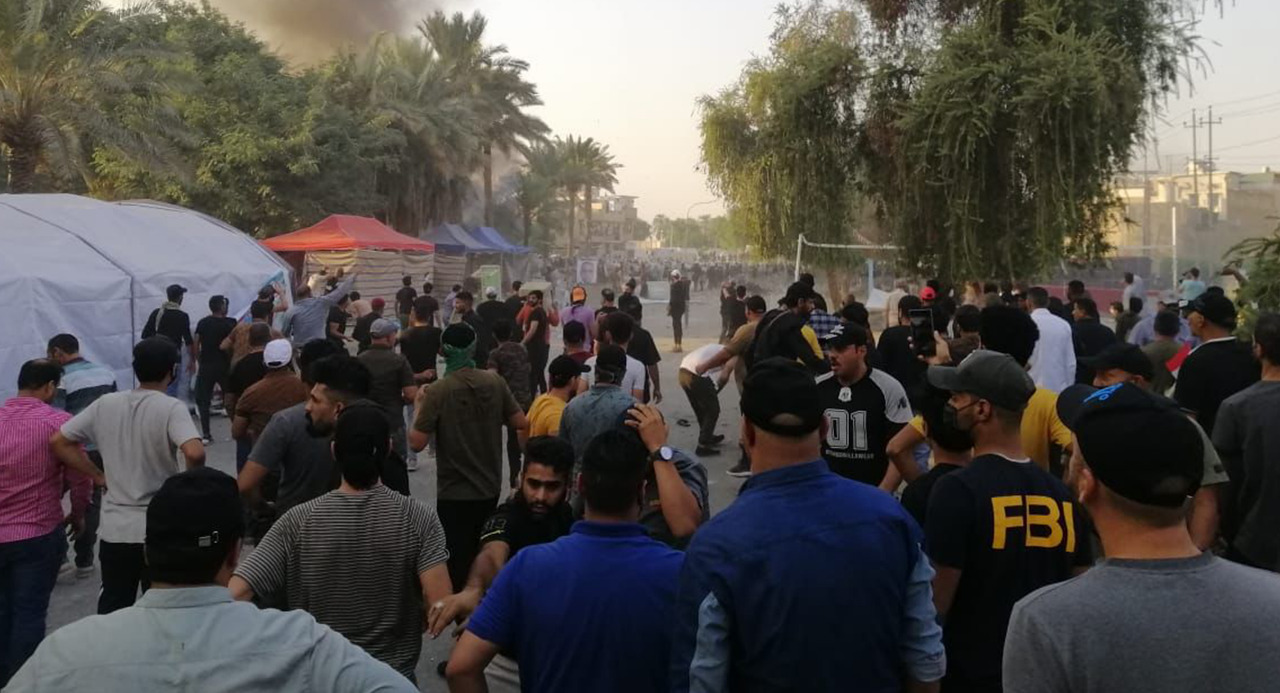 صدامات بين المتظاهرين والقوات الامنية: اندلاع النيران في منصة المعتصمين واحتراق خيمة (تحديث)