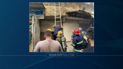 عمليات إنقاذ لمحتجزين داخل بناية تجارية شب فيها حريق بسوق الشورجة وسط بغداد