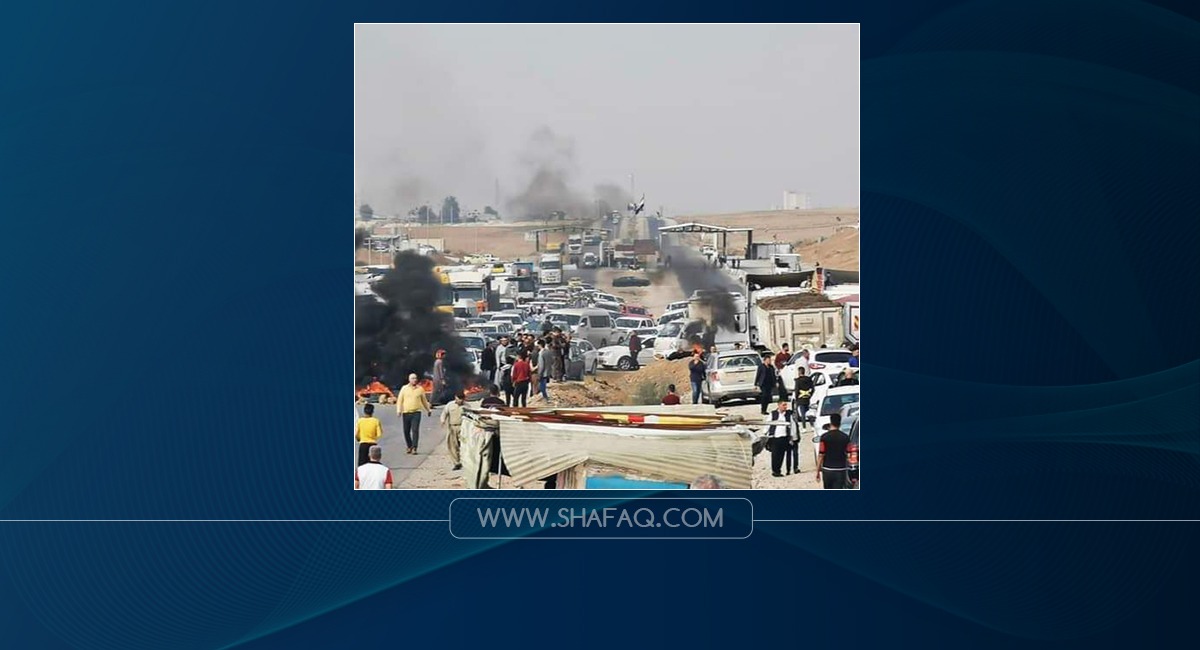 محتجون غاضبون يقطعون طريق الموصل - أربيل 