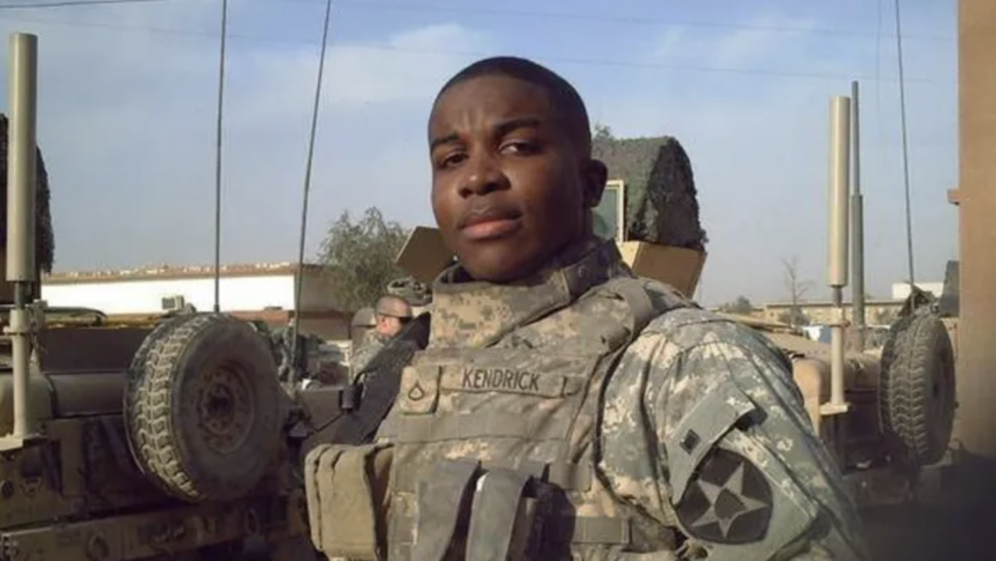 جندي أمريكي نجا من قناص عراقي.. لكنه "يتربص به في موقف السيارات"