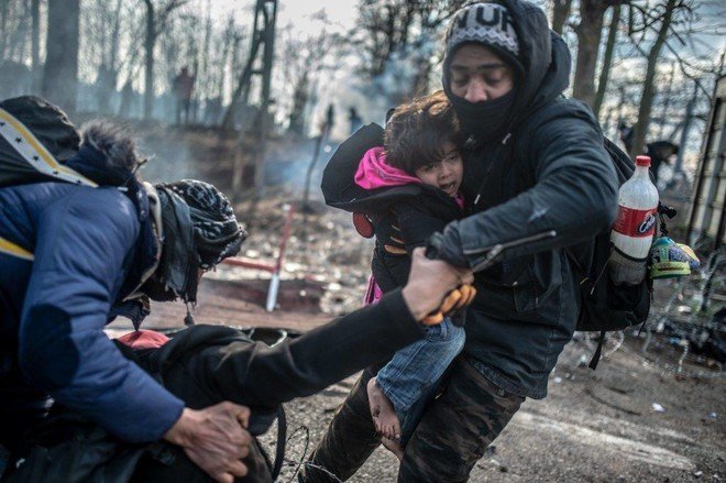 مصرع وإصابة 21 مهاجراً معظمهم مراهقون بانقلاب شاحنة في صربيا