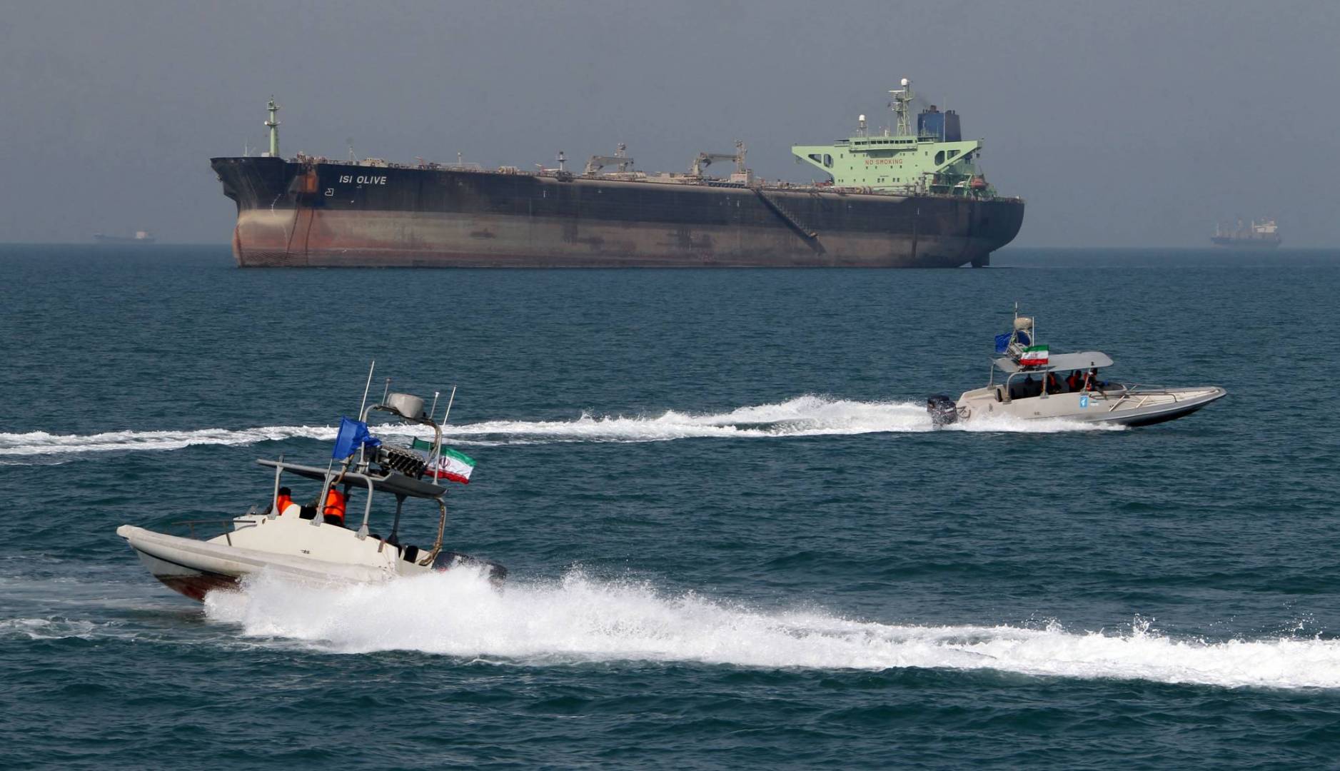 الحرس الثوري الإيراني يحتجز سفينة أجنبية وطاقمها في المياه الإقليمية