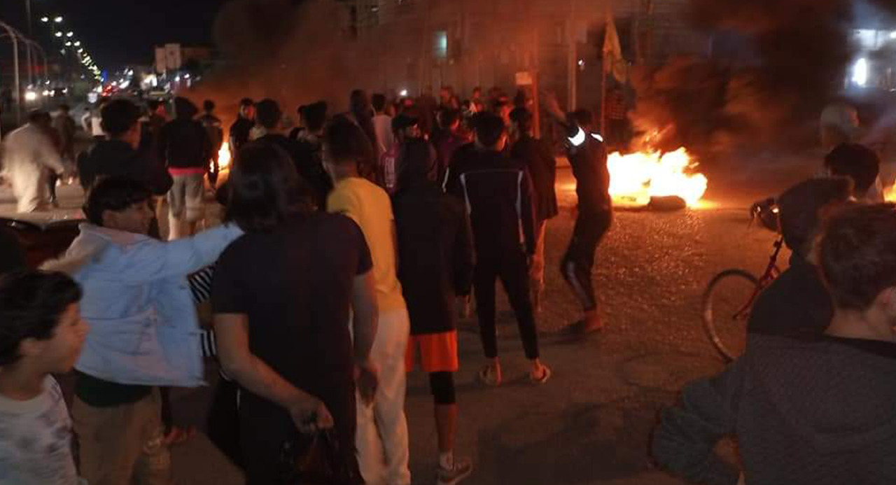 ذي قار.. العشرات يحرقون الإطارات في الشوارع للمطالبة بتنفيذ مشروع "فوراً"