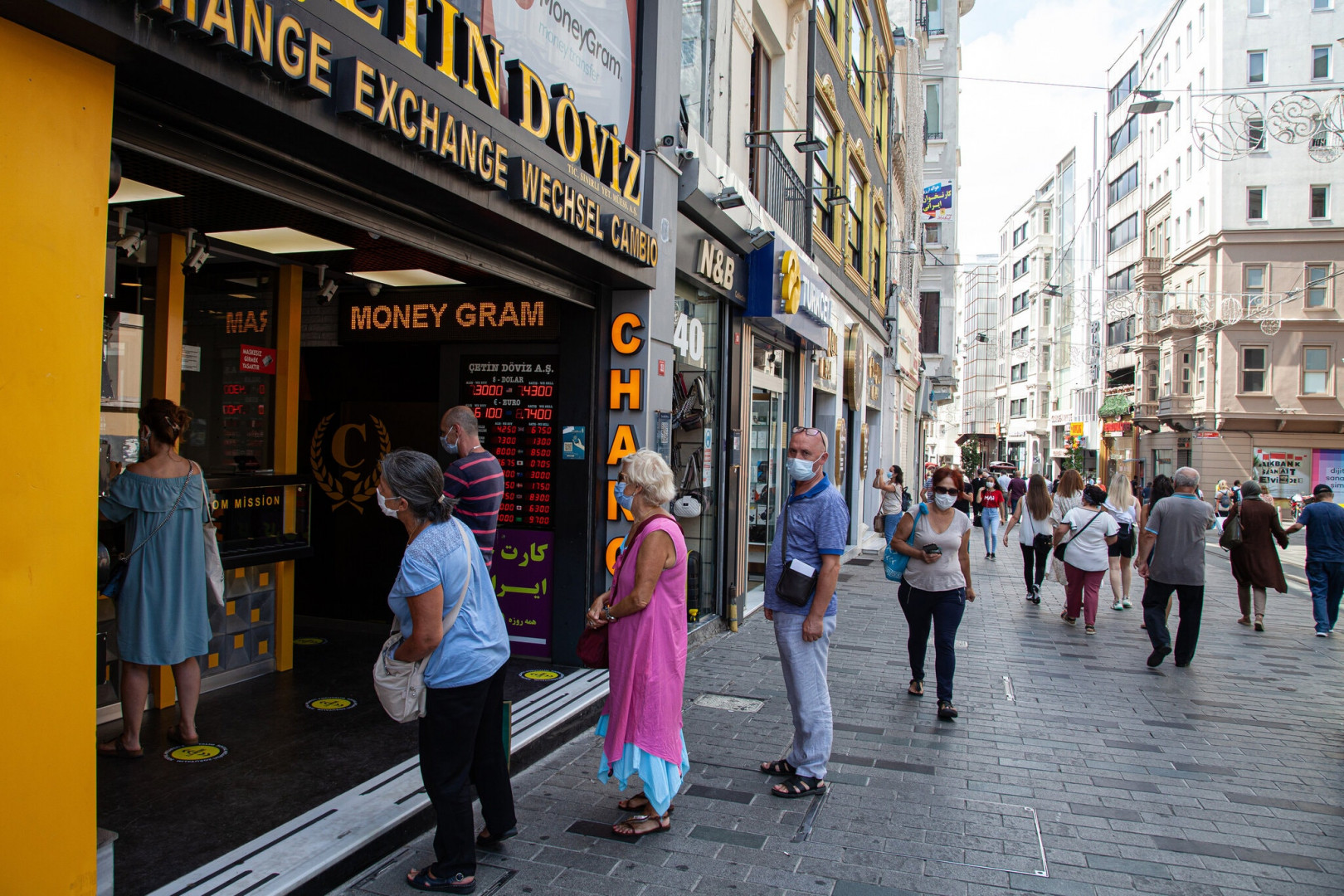 Turkish lira rebound ebbs as consumer confidence hits record low