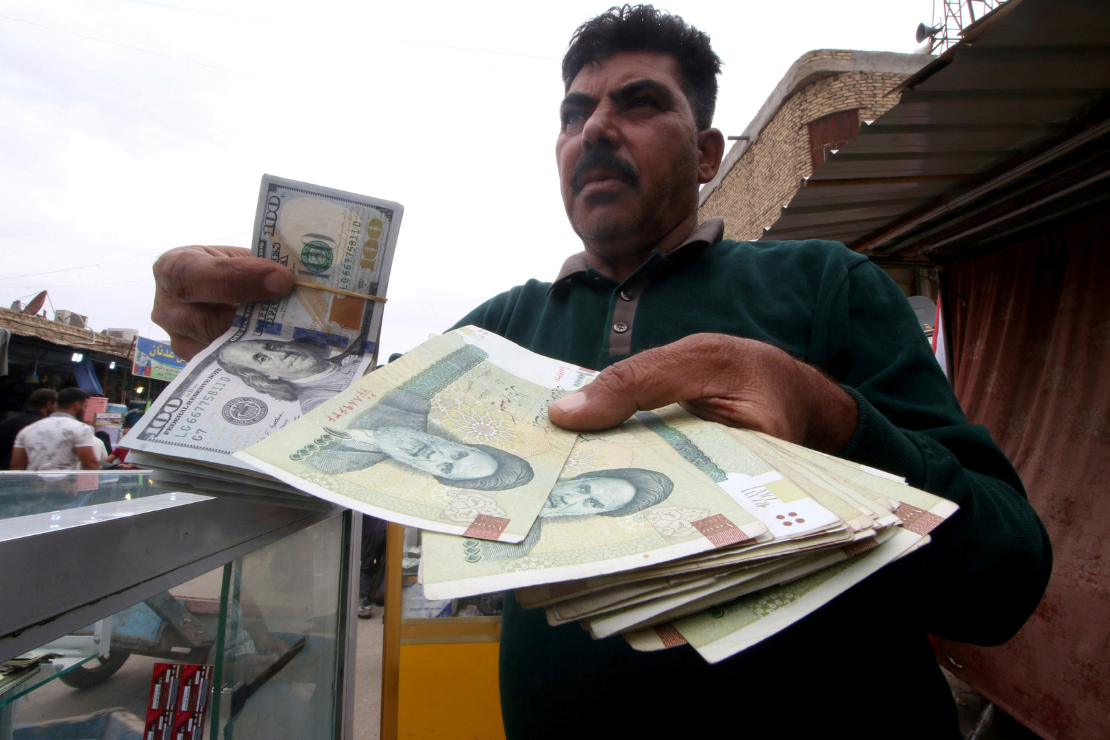 انهيار قياسي للعملة الإيرانية