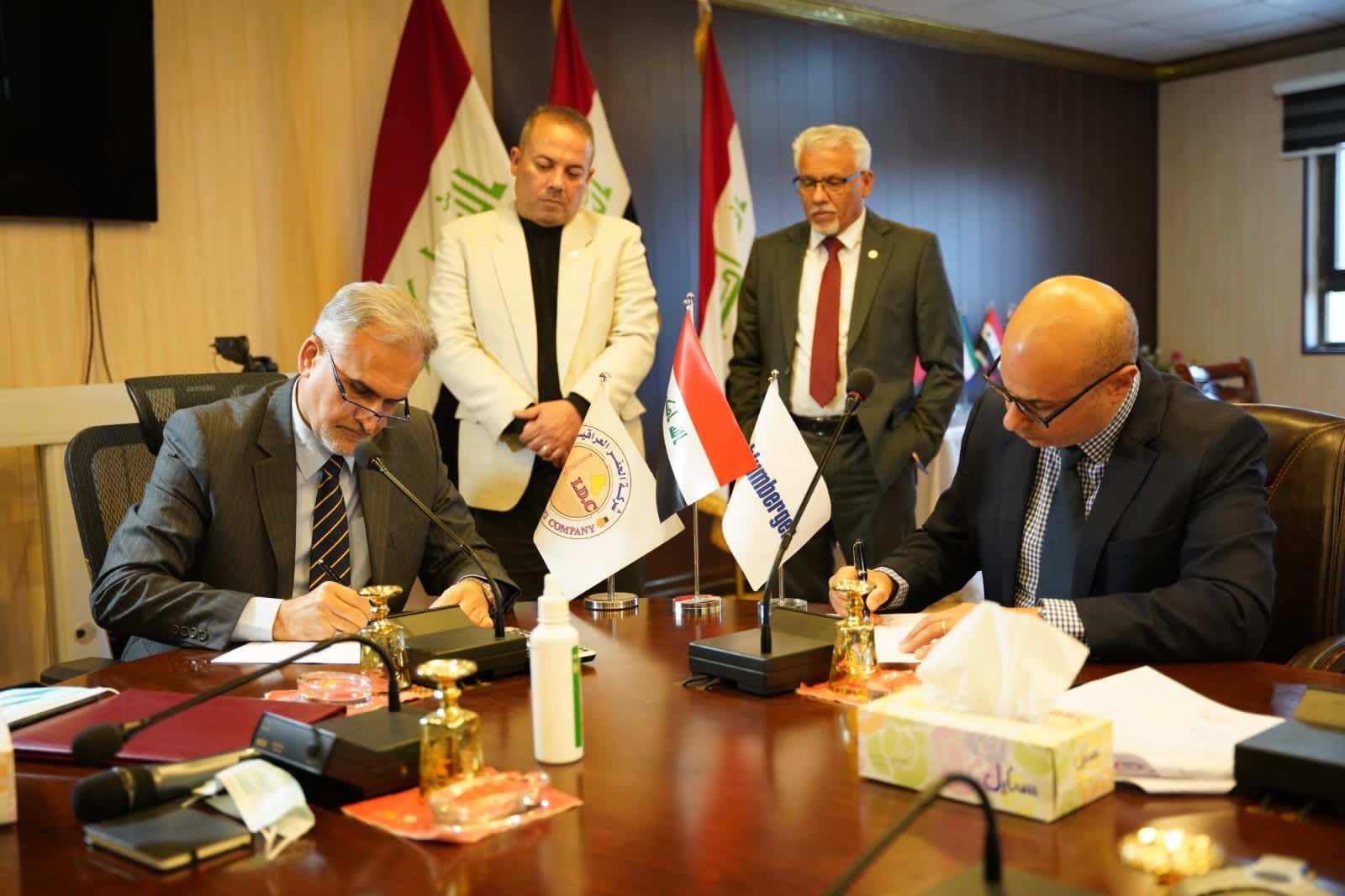 العراق يبرم عقداً مع شركة عالمية لحفر آبار النفط 