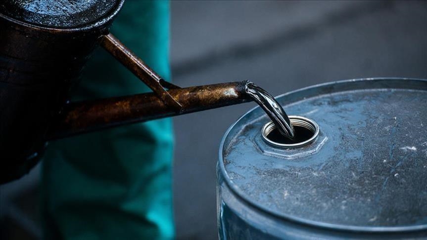 Oil falls nearly 5% on jitters over vaccine efficacy