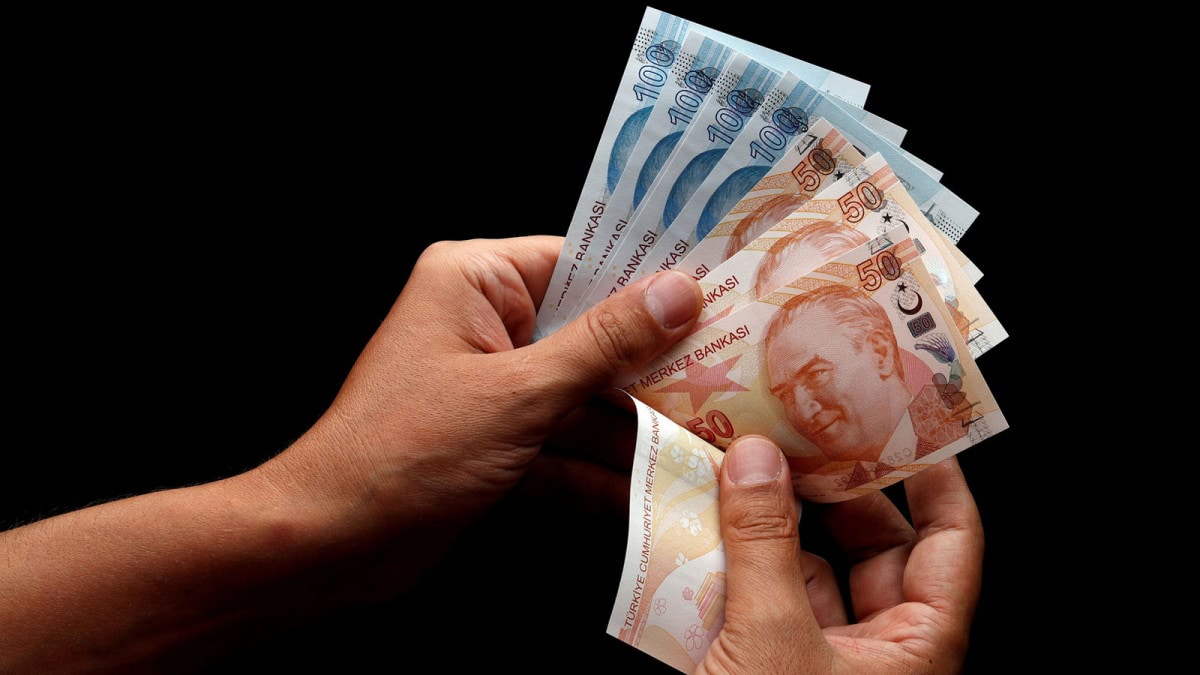 الليرة التركية تقترب عند 20 مقابل الدولار