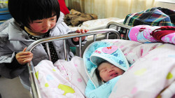 تراجع الولادات وتدني الخصوبة يدقان ناقوس الخطر في بلد الـ1.4 مليار نسمة
