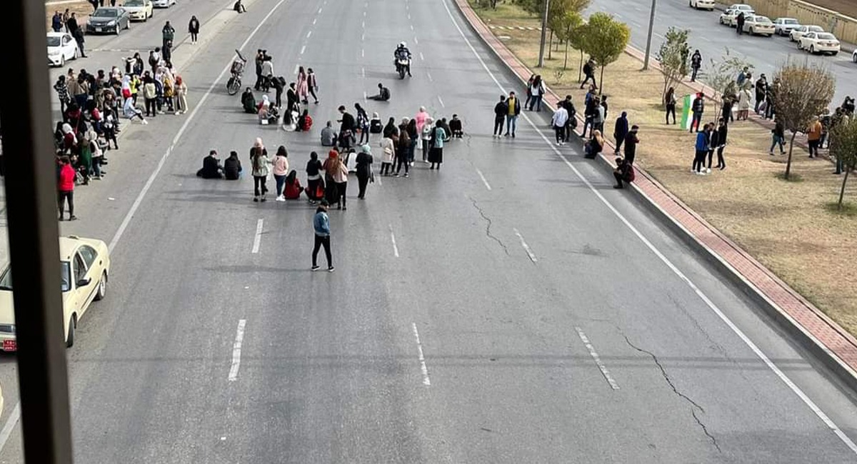 Students in alSulaymaniyah block a main road to protest the Higher Education Ministry decisions