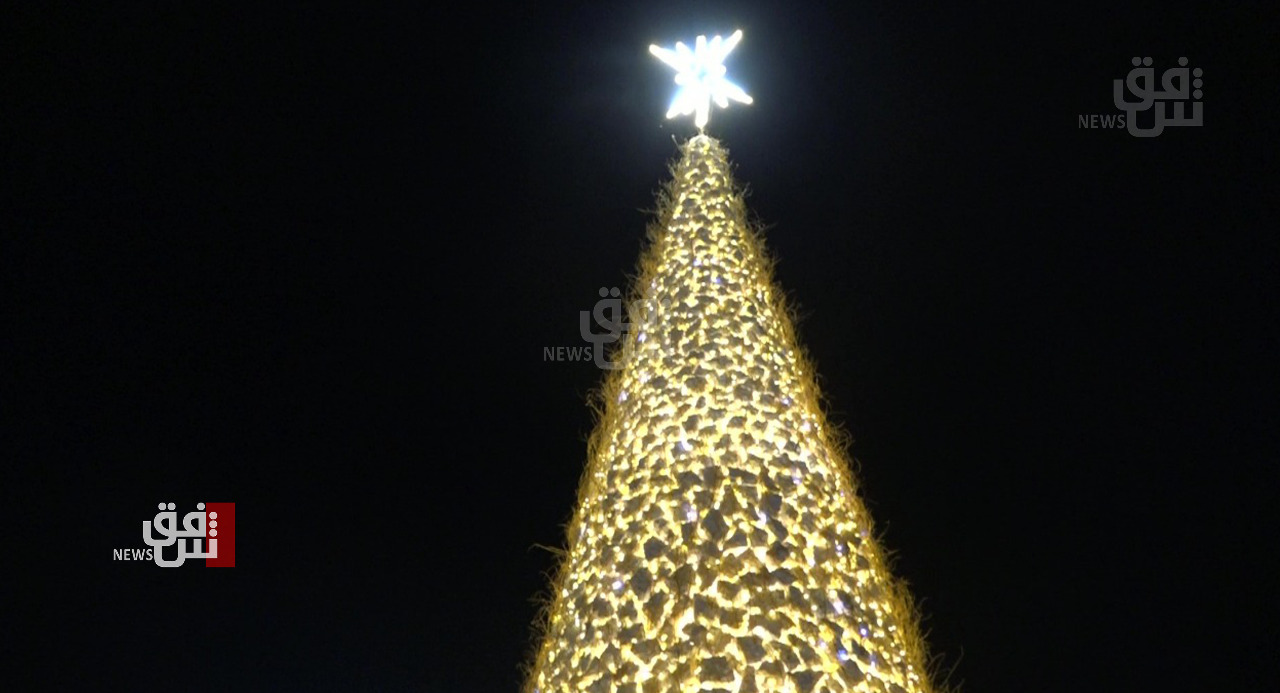 صور.. نصب أكبر شجرة لعيد الميلاد في بلدة مسيحية بالعراق