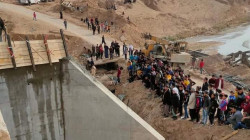 (فيديو) مصرع عامل بناء واصابة 2 في انهيار جسر قيد الإنشاء في نينوى